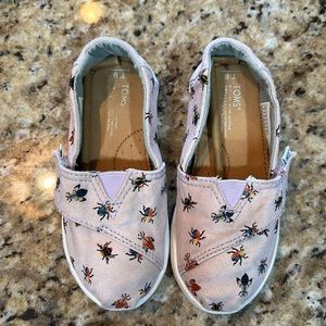 SZ 9 LITTLE GIRL TOMS.  PLAY CONDITION ONLY BECAUSE OF FADE FROM WASHING.